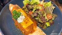 Yang paling favorit ada Gouda Taco Beef Enchiladas (Rp 69.453), yang disajikan dengan salad dan keju gouda. Foto: detikFood