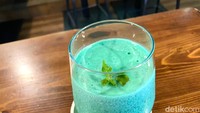 Kalau masih mau bersantai atau nongkrong di sini. Jangan lupa coba juga menu minumannya yang beragam. Kalau suka buah markisa, bisa pesan Passion Dash. Foto: detikFood
