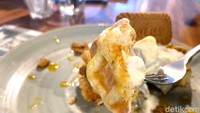Croffle sendiri merupakan food hybrid, gabungan dari croissant dan waffle. Di sini croffle disajikan dengan es krim vanila, biskuit Biscoff, lengkap dengan crumbs atau remah dari Biscoff. Foto: detikFood