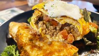 Saat dipotong, tekstur lembut dari dan melting dari keju gouda langsung menyatu dengan enchiladas di dalam tortilla. Rasa enchiladas ini asam-asam segar, dengan cincangan tomat yang masih utuh dan tekstur daging sapi yang lembut. Foto: detikFood