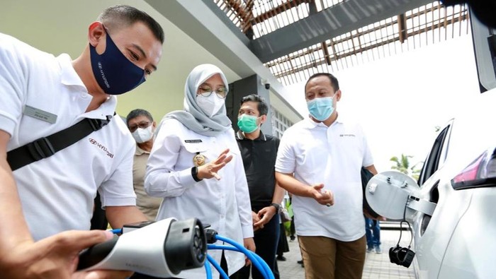 Bupati Ipuk Setir Sendiri Mobil Listrik
