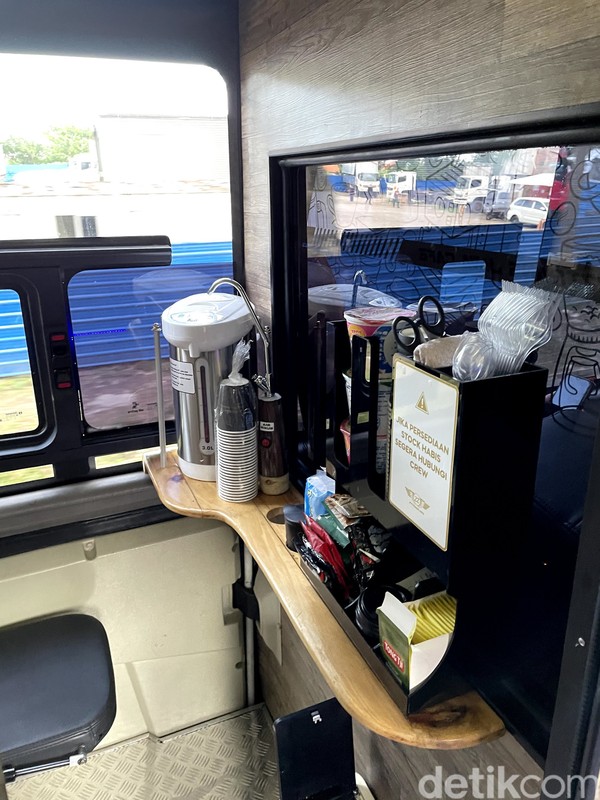 Kamu bisa memasak mie, kopi atau teh di mini bar president class 27Trans Java. Layanan ini tak akan kami temui bahkan di kelas eksekutif kereta api yang harga tiket lebih mahal dan jarak tempuh lebih lama. Kamu bisa memasak mie, kopi atau teh di mini bar president class 27Trans Java. Layanan ini tak akan kami temui bahkan di kelas eksekutif kereta api yang harga tiket lebih mahal dan jarak tempuh lebih lama.