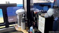 Kamu bisa memasak mie, kopi atau teh di mini bar president class 27Trans Java. Layanan ini tak akan kami temui bahkan di kelas eksekutif kereta api yang harga tiket lebih mahal dan jarak tempuh lebih lama.