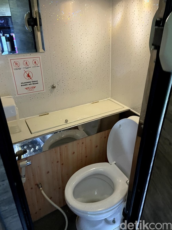 Fasilitas lain yang ada di bus ini adalah ruang merokok dan kamar kecil. Perlu diingat bahwa toilet bus hanya untuk buang air kecil ya! Fasilitas lain yang ada di bus ini adalah ruang merokok dan kamar kecil. Perlu diingat bahwa toilet bus hanya untuk buang air kecil ya!