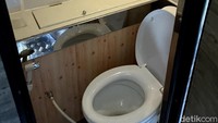 Fasilitas lain yang ada di bus ini adalah ruang merokok dan kamar kecil. Perlu diingat bahwa toilet bus hanya untuk buang air kecil ya!