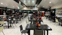 Makan besar kedua, bus tipe president class dari PO 27Trans Java rute Malang-Jakarta ada di Ngawi, kami berhenti di rumah makan ini. Di sini, kami bisa memilih makanan yang disedikan, mulai dari rawon hingga gulai.