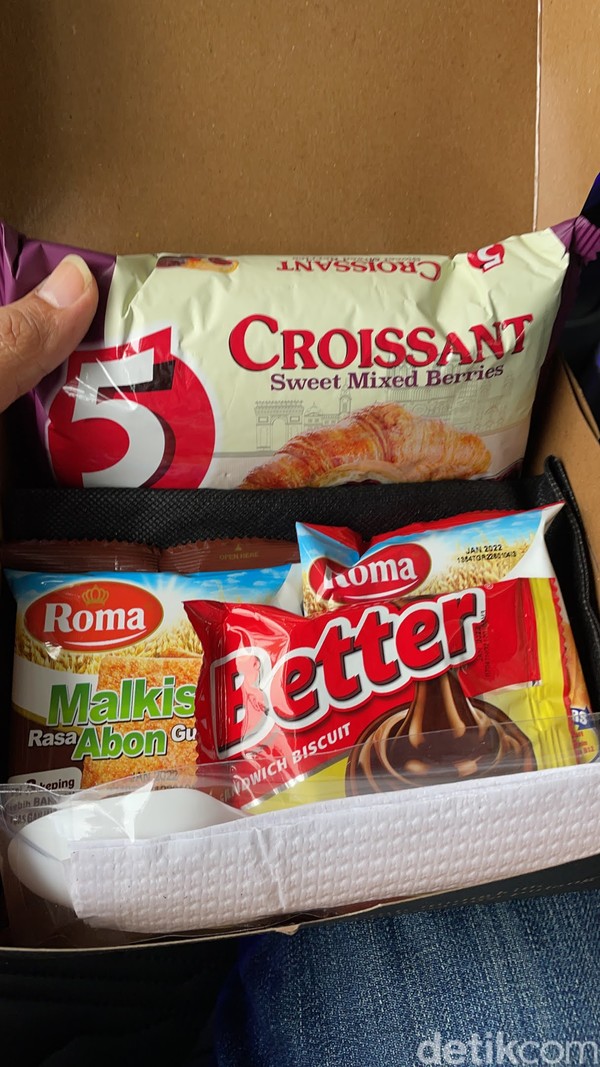 Di awal duduk di kursi president class 27Trans Java, kami sudah diberi snack yang berisi aneka biskuit. Lalu, ketika tiba di garasi, kami diberi makan besar yang pertama. Di awal duduk di kursi president class 27Trans Java, kami sudah diberi snack yang berisi aneka biskuit. Lalu, ketika tiba di garasi, kami diberi makan besar yang pertama.