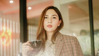 Bukan kopi, begini gaya keren Jessica Mila saat hendak menyesap teh. Tea time state of mind, katanya. Foto: Instagram jscmila