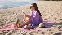 Seperti ini cara Jessica Mila menghabiskan waktu me time di Bali. Ia pilih duduk di tepi pantai sambil membaca buku dan ngemil enak. Foto: Instagram jscmila