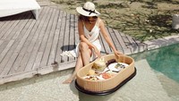 Di foto ini Jessica Mila mengaku sulit memilih menu sarapannya. Ada roti panggang dan pancake yang membuatnya galau. Kira-kira ia pilih yang mana ya? Foto: Instagram jscmila