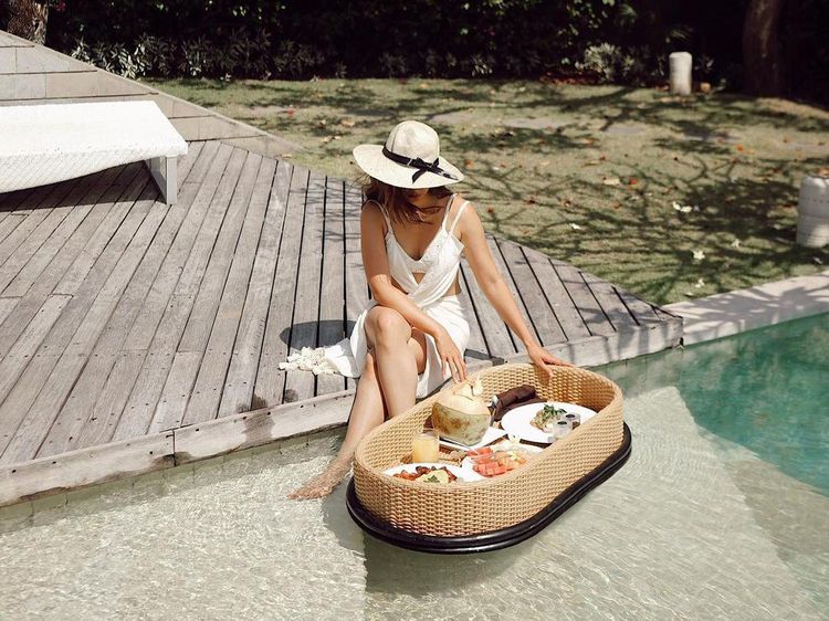 Cantiknya Jessica Mila Saat Nikmati Floating Breakfast dan Jajan Croissant