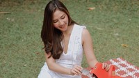 Pemain film Imperfect ini terlihat cantik dengan dress berwarna putih. Ia tengah jalani pemotretan ditemani beefsteak hingga croissant. Bikin ngiler ya! Foto: Instagram jscmila