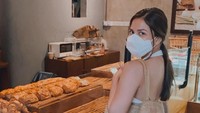 Jalan-jalan ke Ubud, Bali, Jessica Mila tak melewatkan cicip croissant enak. Almond croissant please, tulisnya di keterangan foto. Foto: Instagram jscmila