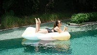 Nama Jessica Mila hari ini bertengger di pencarian populer Google karena foto dan videonya memakai baju renang hitam. Ia dipuji banyak netizen karena terlihat cantik dan seksi. Foto: Instagram jscmila
