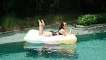 Cantiknya Jessica Mila Saat Nikmati Floating Breakfast dan Jajan Croissant