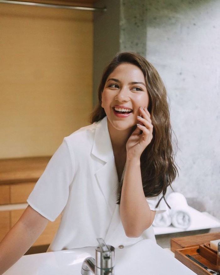 Cantiknya Jessica Mila Saat Nikmati Floating Breakfast dan Jajan Croissant Cantiknya Jessica Mila Saat Nikmati Floating Breakfast dan Jajan Croissant