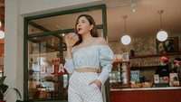 Slurrpp! Jessica Mila lagi hangout di kafe kekinian sambil ditemani segelas minuman segar. Foto: Instagram jscmila