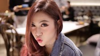 Mencicipi hidangan khas Barat, Monica pamer foto ikan dengan aneka salad dan minuman segar. Foto: Instagram @moonicaindah