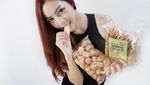 Cantiknya Monica Indah, Selebgram yang Doyan Makan Steak dan Keripik