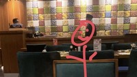 Makan sendirian, Monica gambar sosok orang yang lucu saat dia berada di salah satu restoran khas Jepang. Foto: Instagram @moonicaindah