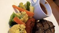 Steak dengan sayuran tumis dan saus BBQ yang melimpah jadi menu kesukaan Monica di restoran. Foto: Instagram @moonicaindah