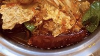 Hidangan hot pot khas China, lengkap dengan jamur enoki hingga kembang tahu jadi pilihan Monica saat lapar.  Foto: Instagram @moonicaindah