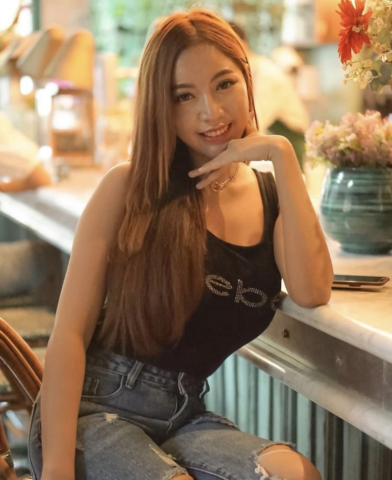Cantiknya Monica Indah, Selebgram yang Doyan Makan Steak dan Keripik
