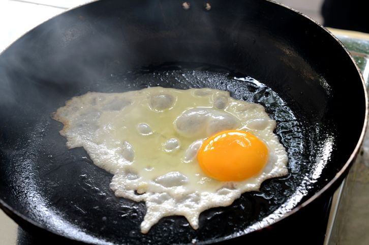 Fried eggs with tomatoesCara Membuat Telur Ceplok yang Tampilannya Cantik, Perhatikan 3 Hal Ini