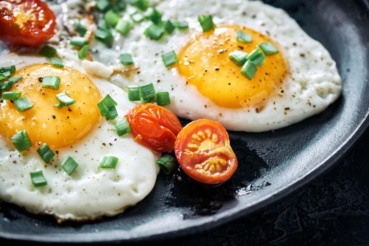 Fried eggs with tomatoesCara Membuat Telur Ceplok yang Tampilannya Cantik, Perhatikan 3 Hal Ini