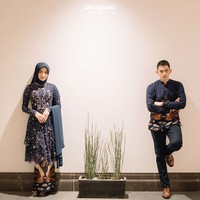 Kebaya biru navy rancangan Renzi Lazuardi jadi pilihan Citra Kirana saat dilamar Rezky Aditya. Detail payet pada dada membentuk bunga Chrysanthemum yang memiliki makna kesetiaan, kebahagiaan dan optimisme. Foto: Instagram/@imagenic