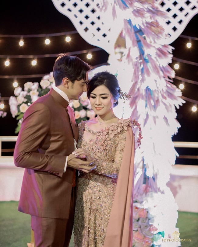 Felicya Angelista memilih kebaya berwarna dusty rose saat acara lamaran dengan Caesar Hito. Kebaya mewah bertabur payet ini merupakan karya Vera Kebaya. Busananya tampil istimewa berkat aplikasi tiga dimensi bentuk mawar di bagian pundak serta aksen draperi pada bagian bawah kebaya. Foto: Instagram/@felicyangelista_