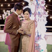 Felicya Angelista memilih kebaya berwarna dusty rose saat acara lamaran dengan Caesar Hito. Kebaya mewah bertabur payet ini merupakan karya Vera Kebaya. Busananya tampil istimewa berkat aplikasi tiga dimensi bentuk mawar di bagian pundak serta aksen draperi pada bagian bawah kebaya. Foto: Instagram/@felicyangelista_
