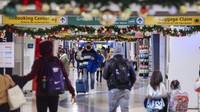 Pemandangan di bandara saat semua orang mengenakan masker. (Angus Mordant/Bloomberg/Getty Images/CNN Travel)