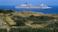 industri pesiar juga kelabaakan karena pandemi Corona. Kapal-kapal besar harus mengapung di pelabuhan beberapa bulan. Ini adalah satu pemandangan pesiar di Weymouth di selatan Inggris. (Finnbarr Webster/Getty Images/ CNN Travel)