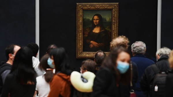 Sebelum tahun 2020, Museum Louvre Paris adalah salah satu museum seni populer dunia. Namun semenjak pandemi ada, pembatasan pengunjung pun diterapkan dan wajib mengenakan masker saat berkunjung. (Pascal Le Segretain/Getty Images/ CNN Travel) Sebelum tahun 2020, Museum Louvre Paris adalah salah satu museum seni populer dunia. Namun semenjak pandemi ada, pembatasan pengunjung pun diterapkan dan wajib mengenakan masker saat berkunjung. (Pascal Le Segretain/Getty Images/ CNN Travel)