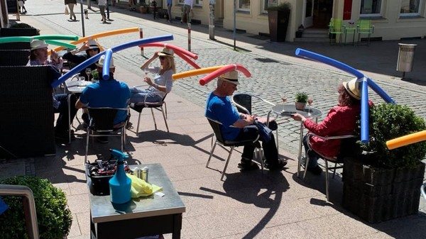 Setelah adanya protokol kesehatan dalam berkegiatan dan di keramaian, hotel dan restoran pun melakukan ragam cara untuk mematuhi. Ini adalah pemandangan di sebuah kafe di Berlin, Jerman menginstruksikan pelanggan untuk memakai topi unik ini untuk menegakkan jarak sosial. (dok Jaqueline Rothe/ CNN Travel) Setelah adanya protokol kesehatan dalam berkegiatan dan di keramaian, hotel dan restoran pun melakukan ragam cara untuk mematuhi. Ini adalah pemandangan di sebuah kafe di Berlin, Jerman menginstruksikan pelanggan untuk memakai topi unik ini untuk menegakkan jarak sosial. (dok Jaqueline Rothe/ CNN Travel)