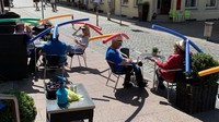 Setelah adanya protokol kesehatan dalam berkegiatan dan di keramaian, hotel dan restoran pun melakukan ragam cara untuk mematuhi. Ini adalah pemandangan di sebuah kafe di Berlin, Jerman menginstruksikan pelanggan untuk memakai topi unik ini untuk menegakkan jarak sosial. (dok Jaqueline Rothe/ CNN Travel)