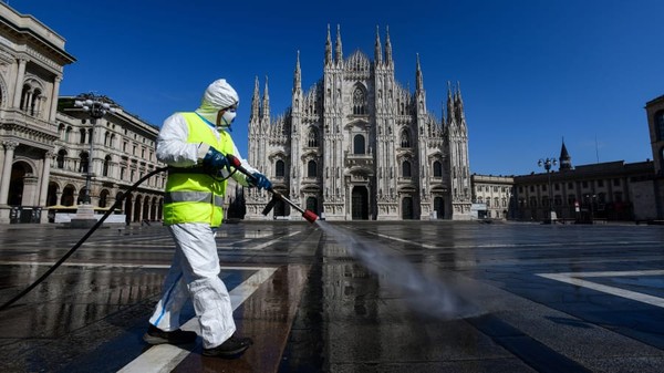 Ini adalah foto penyemprotan disenfektan di salah satu tujuan populer di Milan, Piazza Duomo. Penyemprotan dilakukan saat Italia mengunci negaranya di awal kasus pertama mereka. (Piero Cruciatti/AFP/Getty Images) Ini adalah foto penyemprotan disenfektan di salah satu tujuan populer di Milan, Piazza Duomo. Penyemprotan dilakukan saat Italia mengunci negaranya di awal kasus pertama mereka. (Piero Cruciatti/AFP/Getty Images)