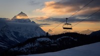 Resor ski di Eropa yang kosong. Foto ini adalah suasana matahari terbit di Cortina dAmpezzo di Pegunungan Alpen Italia. (Fabrice Coffrini/AFP/Getty Images/ CNN Travel)