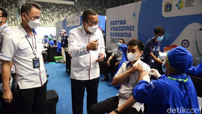 Genjot Vaksinasi BUMN di Istora Senayan Vaksinasi BUMN di Istora Senayan terus dilakukan sebagai bagian dari upaya dari mengakhir pandemi. Karyawan dari berbagai instansi plat merah itu ikut vaksinasi covid-19 Sinovac. Istimewa/Kementerian BUMN