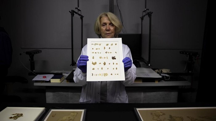 Gulungan Naskah Laut Mati Usia 2000 Tahun Ditemukan di Israel Israel Antiquities Authority conservator Tanya Bitler shows newly discovered Dead Sea Scroll fragments at the Dead Sea scrolls conservation lab in Jerusalem, Tuesday, March 16, 2021. Israeli archaeologists on Tuesday announced the discovery of dozens of new Dead Sea Scroll fragments bearing a biblical text found in a desert cave and believed hidden during a Jewish revolt against Rome nearly 1,900 years ago. (AP Photo/Sebastian Scheiner)