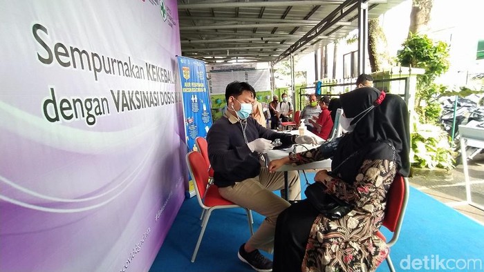 Guru di Ciamis menjalani vaksinasi COVID-19