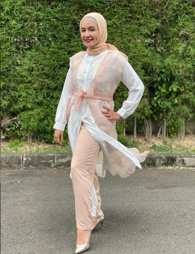 Intan Nuraini sempat mengalami kenaikan berat badan hingga 69 kg setelah melahirkan anak ketiganya. Kini dia sukses menurunkan berat badan 14 kg.  Intan menjalani diet dengan bantuan ahli gizi dan catering diet.  “Setiap aku diet,aku selalu bertanya kepada ahlinya,dipantau,dan dibantu juga beberapa kali dgn catering diet..jadi ga asal2an yaa..supaya target berat badan tercapai dan badan tetap sehat.. tulisnya di Instagram. Foto: Instagram/@intan_nuraini23