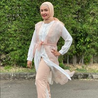 Intan Nuraini sempat mengalami kenaikan berat badan hingga 69 kg setelah melahirkan anak ketiganya. Kini dia sukses menurunkan berat badan 14 kg.  Intan menjalani diet dengan bantuan ahli gizi dan catering diet.  “Setiap aku diet,aku selalu bertanya kepada ahlinya,dipantau,dan dibantu juga beberapa kali dgn catering diet..jadi ga asal2an yaa..supaya target berat badan tercapai dan badan tetap sehat.. tulisnya di Instagram. Foto: Instagram/@intan_nuraini23