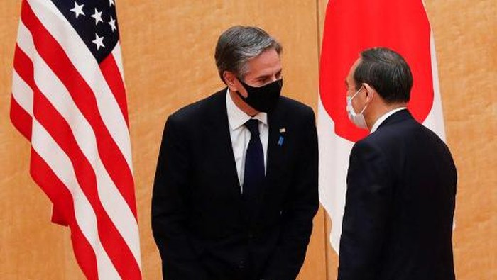 US Secretary of State Antony Blinken (L) meets with Japanese Prime Minister Yoshihide Suga at his office in Tokyo on March 16, 2021. (Photo by KIM KYUNG-HOON / POOL / AFP)