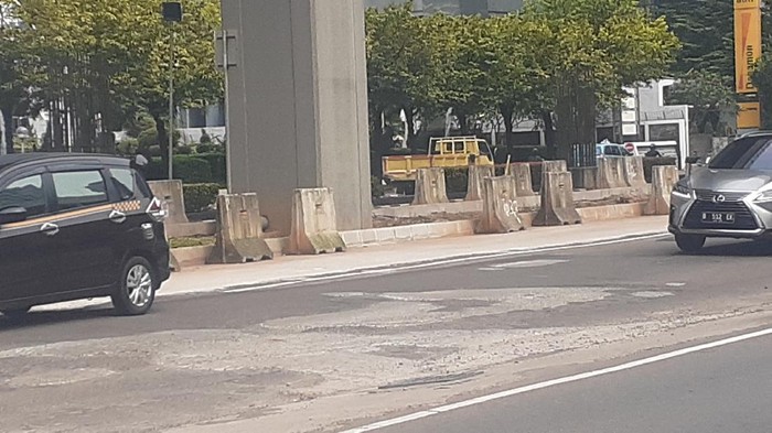 Jl HR Rasuna Said di dekat proyek LRT masih belum mulus meski pernah ada perbaikan jalan.