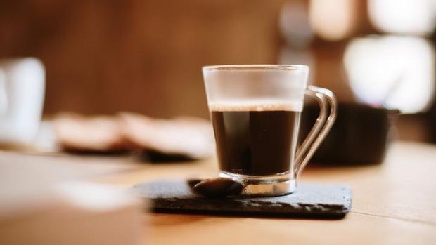 A cup of esprJumlah Kalori Secangkir Kopi Hitam, Kopi Sehat yang Kaya Manfaatesso black coffee