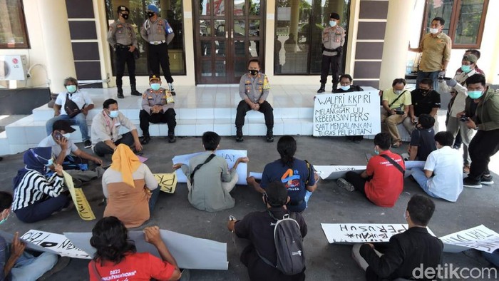 Puluhan jurnalis di Situbondo menggelar demo. Mereka mengecam aksi kekerasan yang dilakukan oknum pengawal Menteri Kelautan dan Perikanan.