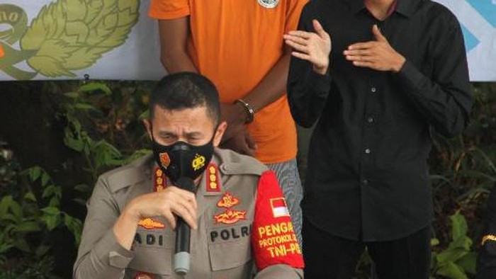 Kapolres Bandara Soekarno-Hatta Kombes Adi Ferdian Saputra menjelaskan soal penangkapan tersangka narkoba.