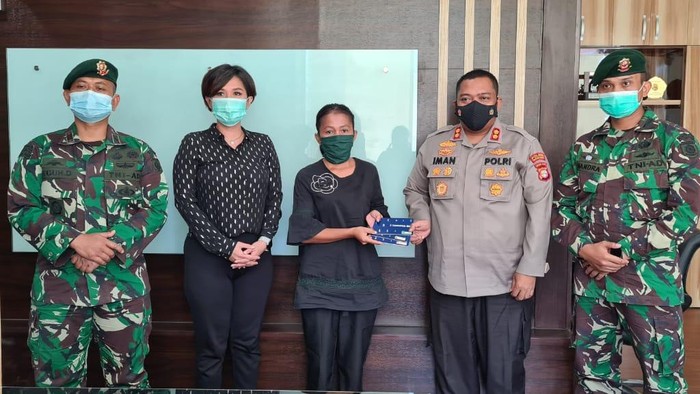 Kapolres Tangsel AKBP Iman Imanuddin menyerahkan beasiswa ke anak anggota TNI korban penembakan di Cengkareng. Foto dikirim kasat lantas AKP Bayu.